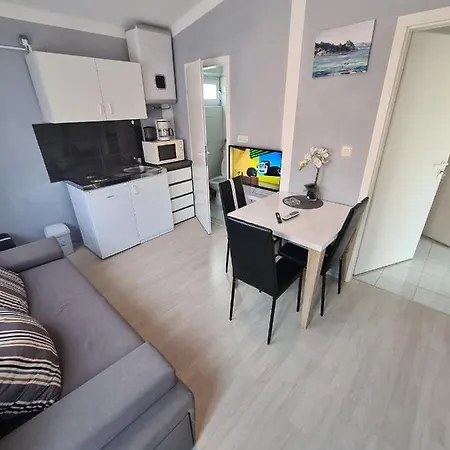 Apartments Lana - 30 M From The Sea Apartment Seline