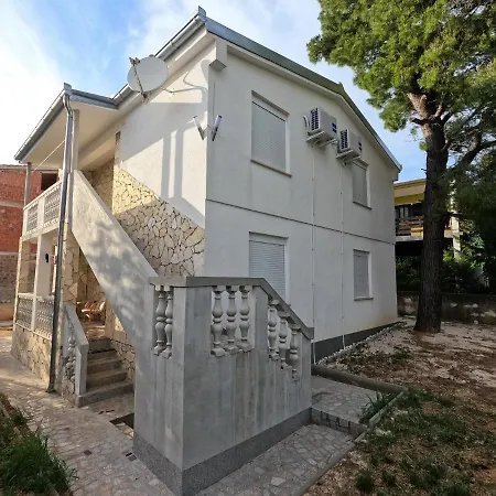Apartments Lana - 30 M From The Sea Apartment Seline