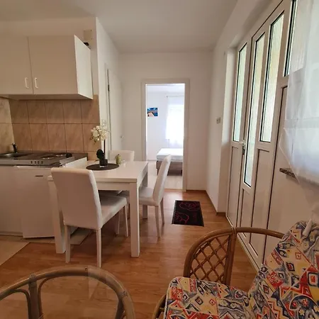 Apartment Apartments Lana - 30 M From The Sea Seline