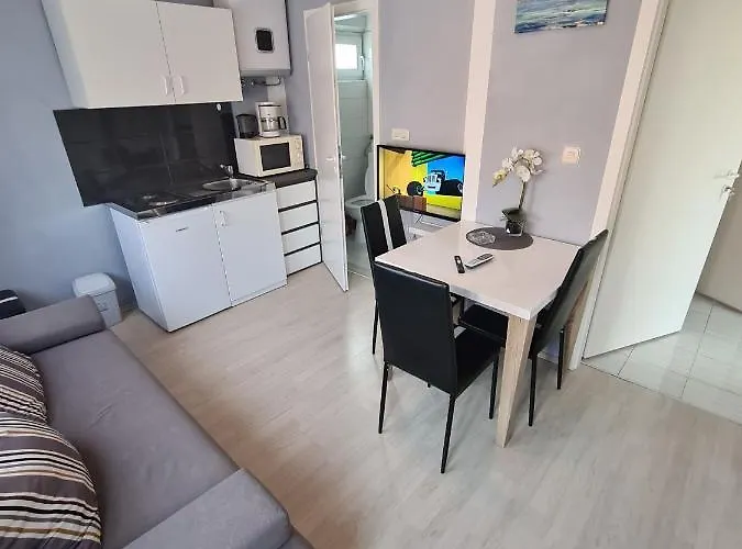 Lana - 30 M From The Sea Apartament Seline