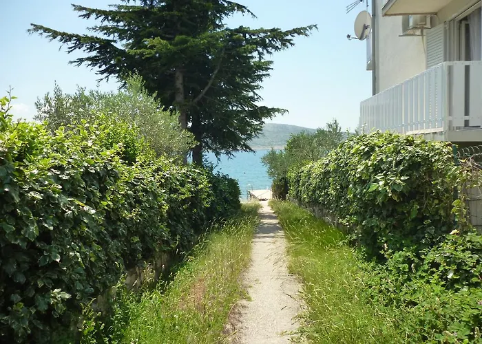 Lana - 30 M From The Sea *