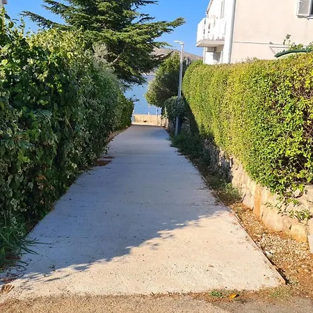 Lana - 30 M From The Sea Apartament