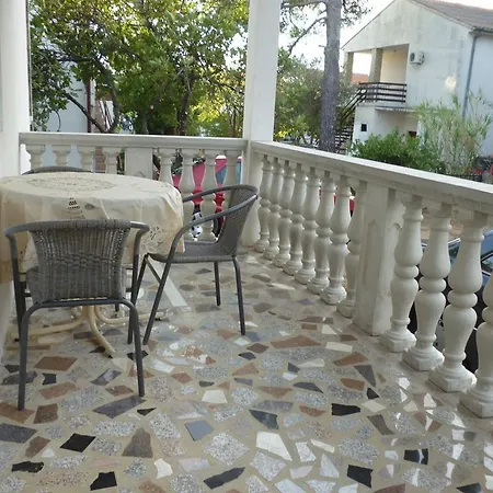 Lana - 30 M From The Sea *