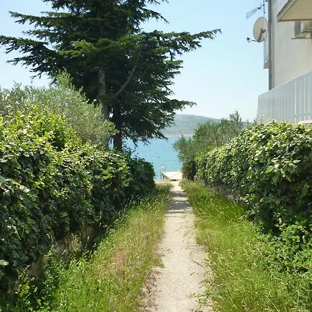 Lana - 30 M From The Sea *